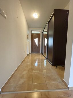 Moderný bungalov v tichej lokalite s krásnym pozemkom - 9