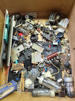 Tranzistory,rezistory,integrovane obvody a ine elek.suciastk - 9