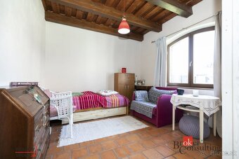 Exkluzívne na predaj: Jedinečný rodinný dom s dušou v obci L - 9