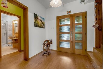 Na predaj rodinný dom Láb, veľký pozemok, tichá ulica - 9