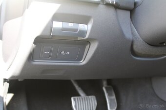 Jaguar XE 2.0D I4 R-Dyn SE AWD AT - 9