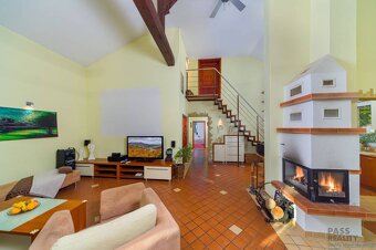 Rodinný dom s podkrovím, 2-garážou, parking, vírivka v srdci - 9