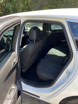 Opel Astra J 1.6 Turbo benzín - 9