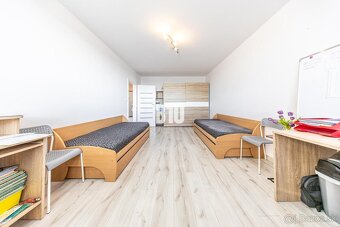 SENEC NA DLANI V TOMTO PREROBENOM 3 IZBOVOM BYTE NA J. JESEN - 9