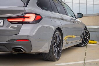 BMW Rad 5 Touring 530d mHEV xDrive A/T / ZÁRUKA / - 9