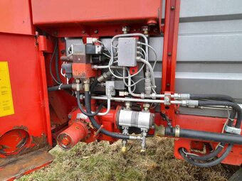 Samozberací voz Mengele na senáž . - 9