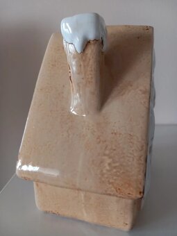 Keramická zasnežená béžová chalúpka 16x16x9,5 cm - 9
