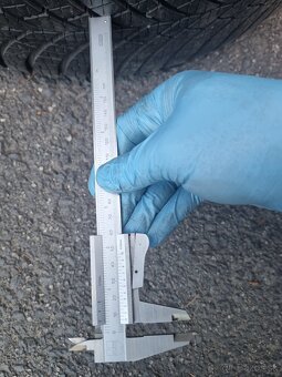 Celoročné pneu Goodyear 225/55 R17 – cca 7,5 mm dezén - 9