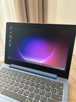 Lenovo laptop 11 palcový displej - 9