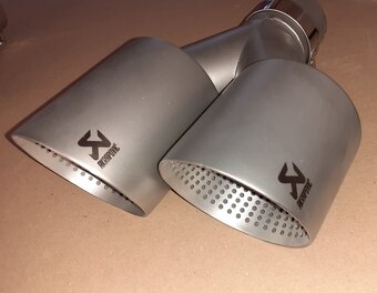 Matná dvojitá Nerezová koncovka výfku s logom akrapovič - 9