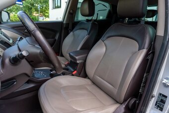 Hyundai ix35 2.0 CRDi VGT Premium 4x4 A/T Strieborná - 9