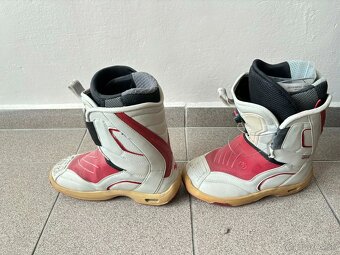 Snowboard a viazaním a topánkami - 9