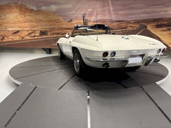 Chevrolet Corvette C2 Convertible z roku 1965. - 9