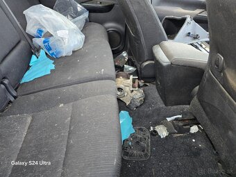 Predám havarovanú Toyotu Hilux 2.4D, 110kW - 9