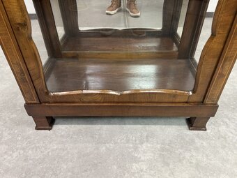 Rohová vitrína v Biedermeier štýle - 9