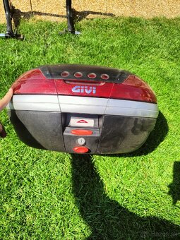 Suzuki GSR 600 - 9