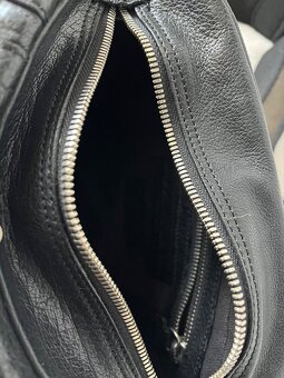 Crossbody kozena kabelka Stefano Dendi Studio. Farba cierna. - 9