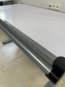 Polohovateľné výškovo a sklonovo nastaviteľné stoly – 4 ks - 9