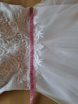 Trblietavé svadobné šaty - 9