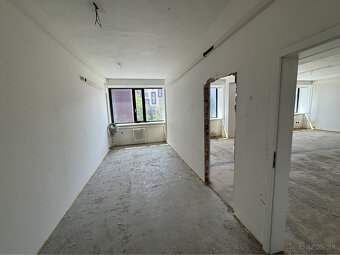 Prenájom samostatného kancelárskeho traktu 243 m² na Vajnors - 9