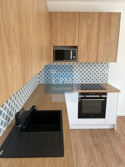 Na prenájom zrekonštruovaný 3 a pol izbový byt s 2 balkónmi - 9