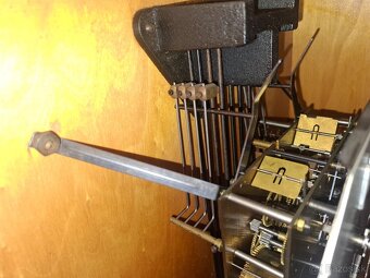 Predám funkčné starožitné štvrťbicie nástenné hodiny VEDETTE - 9