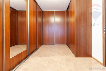 2-izbový byt s dvomi balkónmi, parkovaním a pivnicou – Kapln - 9