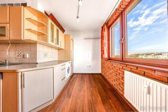 2 IZBOVÝ BYT S VÝHĽADOM NA MESTO NA SEVERE PETRŽALKY - ul. V - 9
