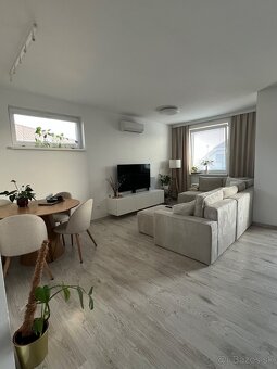 Štýlový 3-izbový byt s predzáhradkou, loggiou a parkovaním – - 9