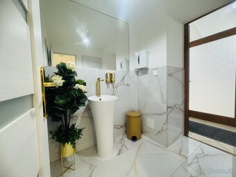 Prenájom reprezentatívneho obchodného priestoru 80 m² v - 9