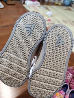 Tenisky Adidas 24-25-26 super stav - 9