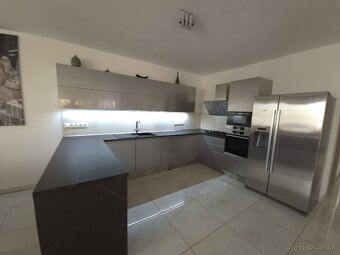 Luxusný, elegantný a veľký 5 izbový rodinný dom Zamarovce - 9