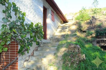 Murovaná chata s elektrinou a úžitkovou vodou na okraji obce - 9