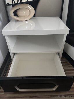 Posteľ, nočné stolíky, nočné lampy - 9