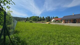 SLNEčNÝ STAVEBNý POZEMOK POD LESOM 1080M2 - 9