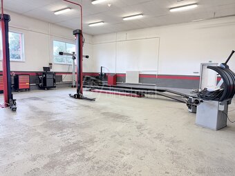 Zabehnutý autoservis s veľkorysým pozemkom a veľkým … - 9