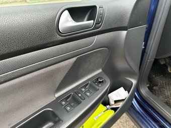 Volkswagen Golf 1.6 FSI - 9