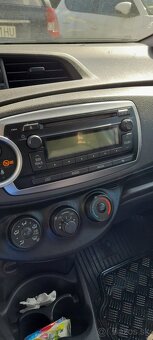 Predam kvalitnu zachovalu bielu Toyotu Yaris 1,0. - 9