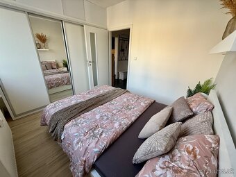 Menší zariadený 2KK širšie centrum + zasklený balkón - 9