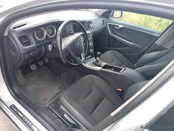 VOLVO V60 Momentum - 9