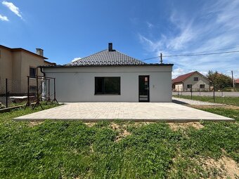 Rodinný dom s krásnym slnečným pozemkom o výmere 950 m2 v Bá - 9