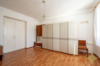 Zaujímavý, čiastočne zrekonštruovaný, rodinný dom v obci Buš - 9