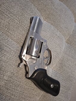 Sig Taurus Ruger CZ - 9
