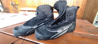 Bežecké lyže Fischer s palicami a s topánkami. - 9