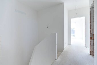NA PREDAJ MODERNÝ 5i podpivničený RD s veľkou terasou Trnkov - 9