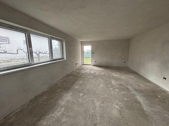 Priestranný bungalov vo vybornej lokalite pri Leviciach - 9