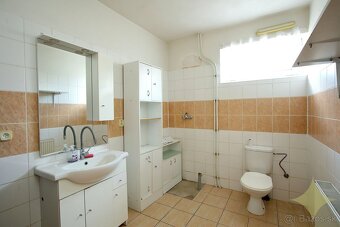 Priestranný rodinný dom s dvomi kúpeľňami  a ovocným sadom v - 9