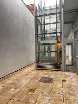 Prenájom nebytového priestoru v historickej budove priamo v - 9