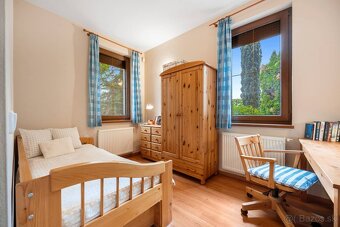 Priestranný 6-izbový rodinný dom s dvojgarážou a krásnou záh - 9