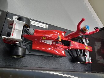 F1 FERRARI F2012 VÍTĚZ GP MALAYSIE 2012 ALONSO HOTWHEELS - 9